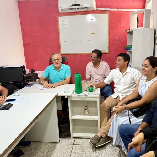 DIÁLOGO: Em gesto de valorização, prefeito Jackson participa de reunião no SINFESA e garante aumento para servidores