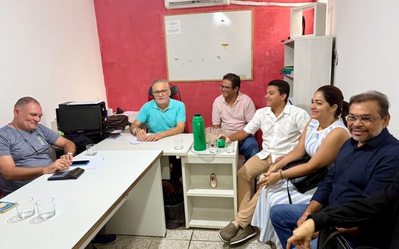 DIÁLOGO: Em gesto de valorização, prefeito Jackson participa de reunião no SINFESA e garante aumento para servidores