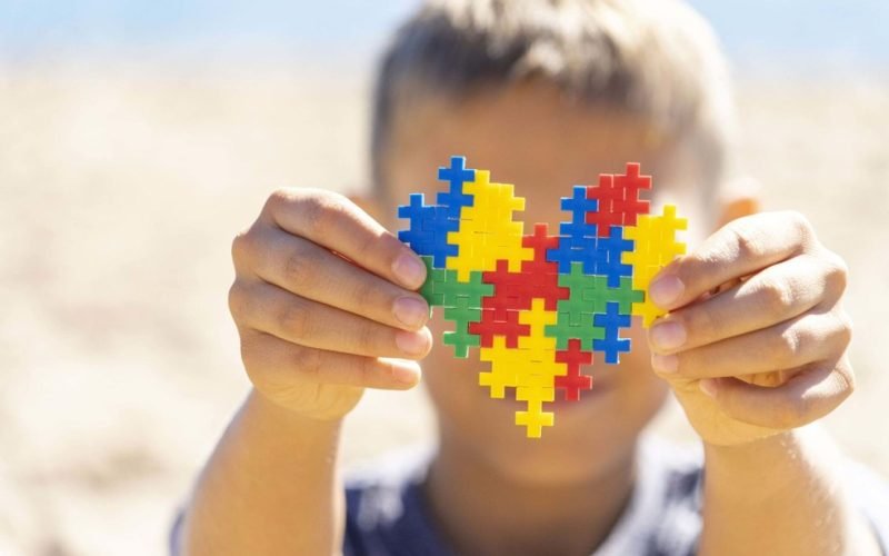 Lei determina multas para atos de discriminação contra pessoas com Transtorno do Espectro Autista, na Paraíba