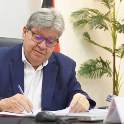 João convocará aprovados na Educação em janeiro e estuda reajuste para servidores