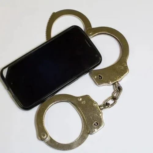 Olhar o celular de parceiro sem permissão é crime previsto no Código Penal; entenda as consequências