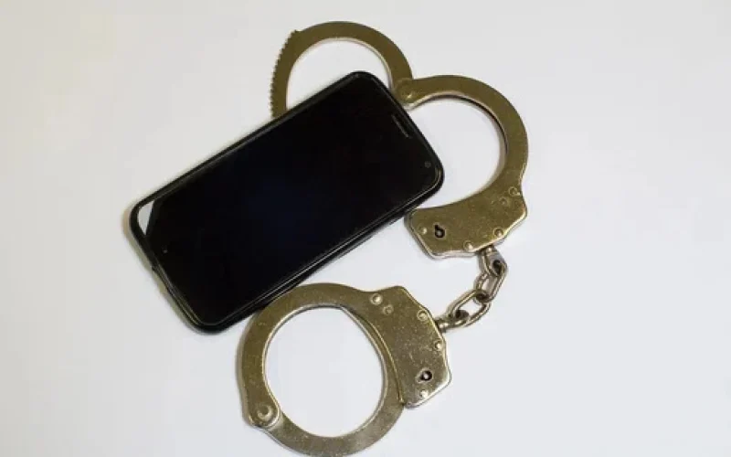 Olhar o celular de parceiro sem permissão é crime previsto no Código Penal; entenda as consequências