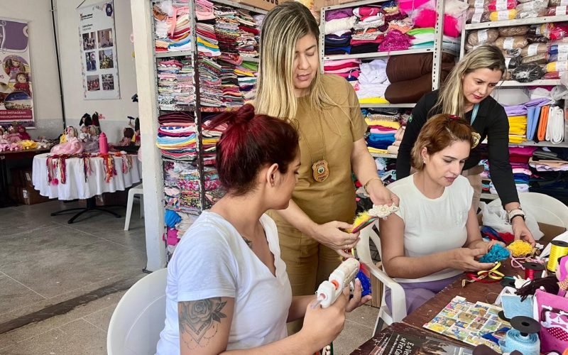 Reeducandas da Júlia Maranhão produzem acessórios de Carnaval a partir de materiais sustentáveis, em projeto de ressocialização