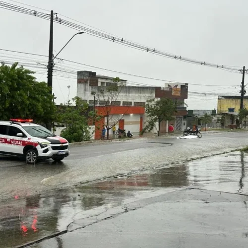 Motociclista morre após bater em carro durante chuva, em Santa Rita