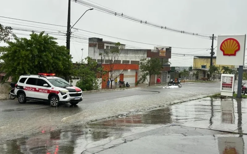 Motociclista morre após bater em carro durante chuva, em Santa Rita