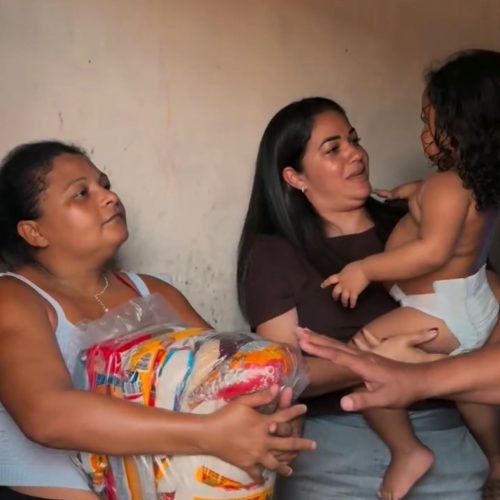 Ao lado de Jackson Alvino, Fernanda Alvino realiza entrega de cestas básicas em Lerolândia