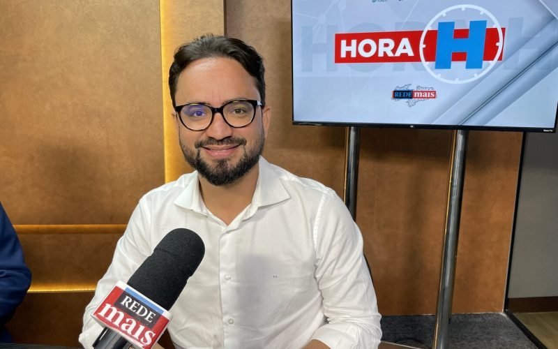Tibério rebate Camila: “Política não é sentar à mesa com alguns e servir família’