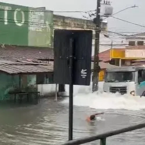Homem nada em ponto de alagamento em João Pessoa e quase é atropelado por caminhão