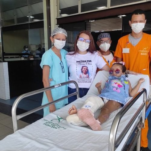 Menina arrastada por carro recebe alta após 23 dias: “Um milagre”