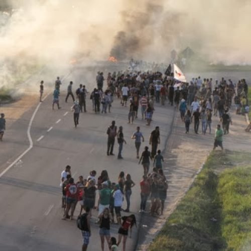 Manifestantes destroem ônibus e interditam BR 230/101 KM 35 em BAYEUX