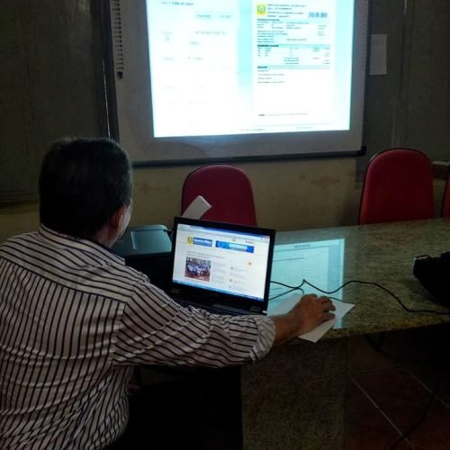 Prefeito Reginaldo Pereira faz a primeira emissão do contracheque online no site da Prefeitura de Santa Rita.