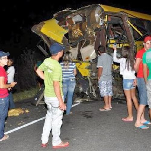 Acidente entre ônibus e caminhão, na BR-230,deixa dois mortos e vários feridos