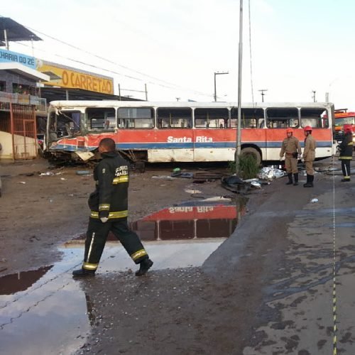 SEM MANUTENÇÃO: Motorista perde controle de ônibus bate em poste e capota na BR 230; três pessoas morreram e mais de 30 foram socorridas