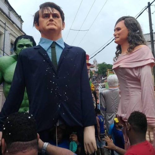 [VÍDEO] Bonecos de Bolsonaro e Michelle são recebidos em Olinda sob vaias e chuva de latas; Veja