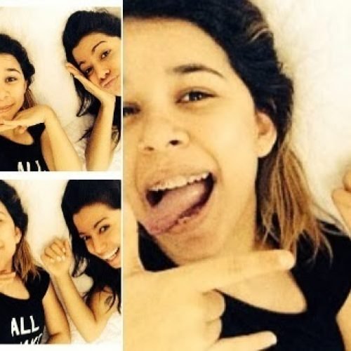Sem maquiagem, Anitta faz caretas deitada na cama com amiga