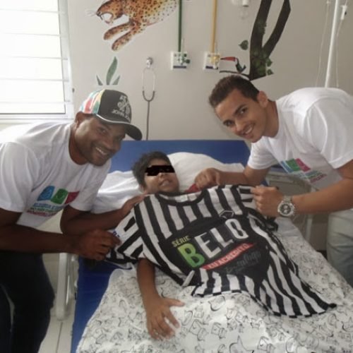 Jogadores do Belo visitam crianças com câncer