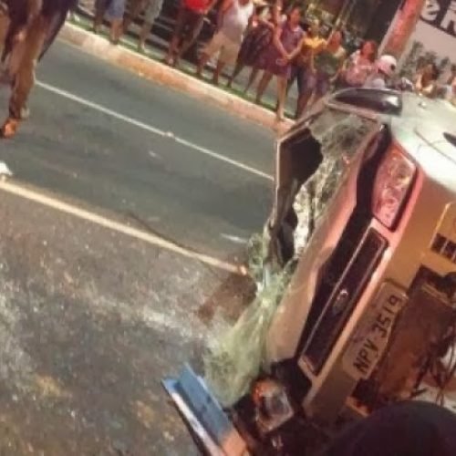 Carro capota e deixa irmãos feridos
