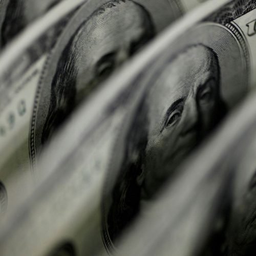 Dólar sobe 8,21%, e bolsa cai 13,88% após reeleição de Lula