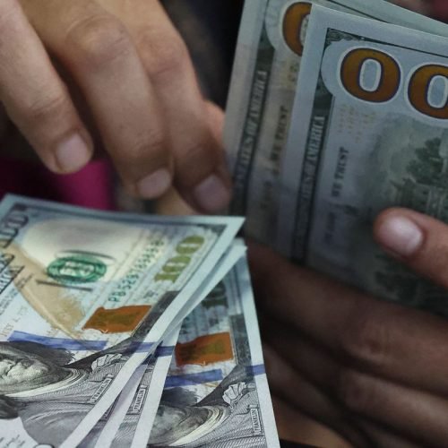 Dólar fecha abaixo de R$ 5 e recua 1,58% na semana