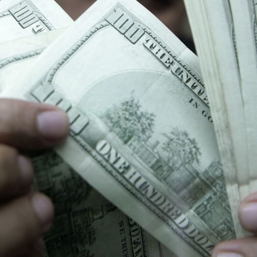 Dólar cai a R$ 4,98 e acumula perda de 4,44% na semana
