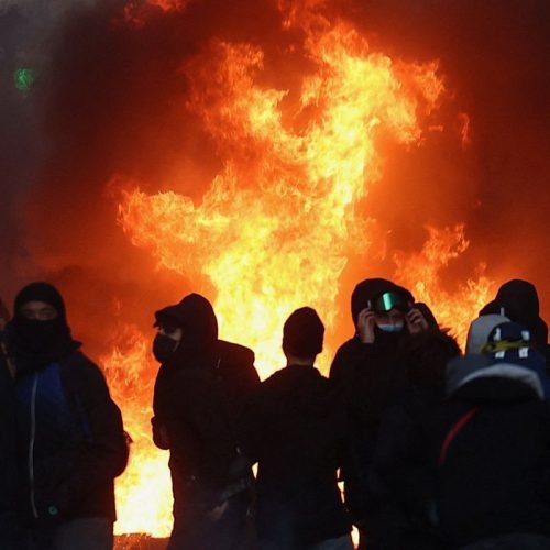 Tensões voltam a crescer; França contabiliza custos de protestos