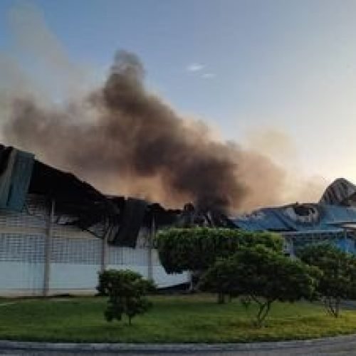 Fumaça volta a ser vista saindo de fábrica parcialmente destruída por incêndio em Santa Rita