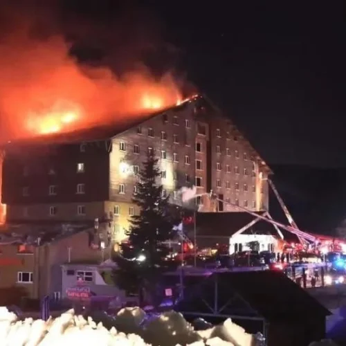 Incêndio em hotel de esqui na Turquia deixa 76 mortos