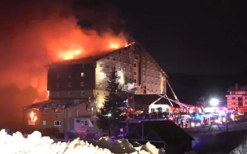 Incêndio em hotel de esqui na Turquia deixa 76 mortos