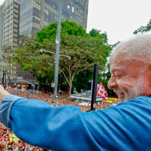 Ato pela reeleição de Lula leva milhares à Avenida Paulista