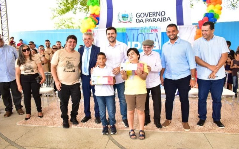 Governo do estado entrega kits escolares e fardamentos em Santa Rita