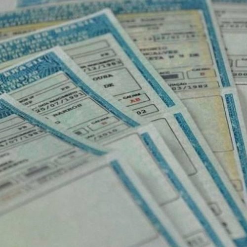 Bolsonaro amplia validade da CNH e acaba com simuladores nas autoescolas