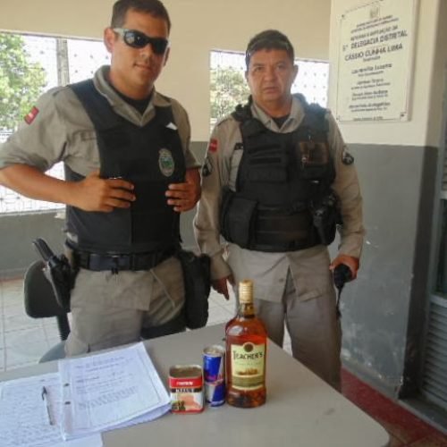 IMAGEM DO DIA: homem é preso com “Kit Chiclete com Banana” em Bayeux