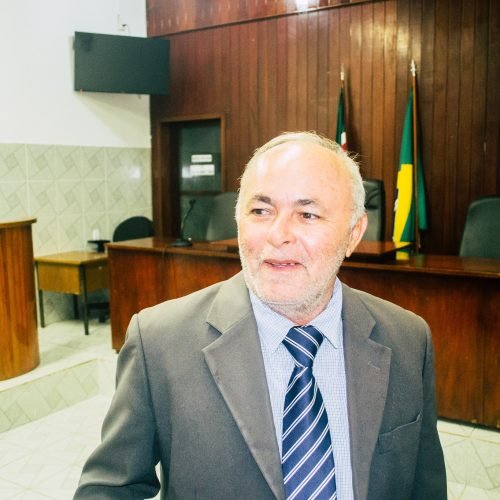 Bebé toma posse na Câmara após decisão judicial