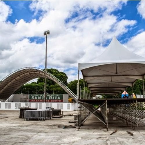 Prefeitura de Santa Rita trabalha na montagem da estrutura para a Festa da Padroeira