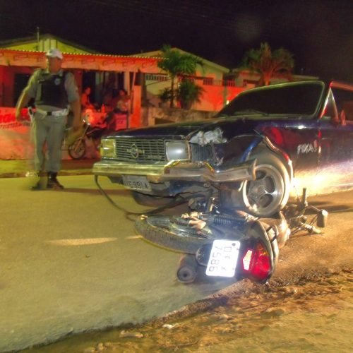 EXCLUSIVO: Carro desgovernado atinge motoqueiro e causa grave acidente no bairro de Várzea Nova em Santa Rita. Confira Fotos do acidente.