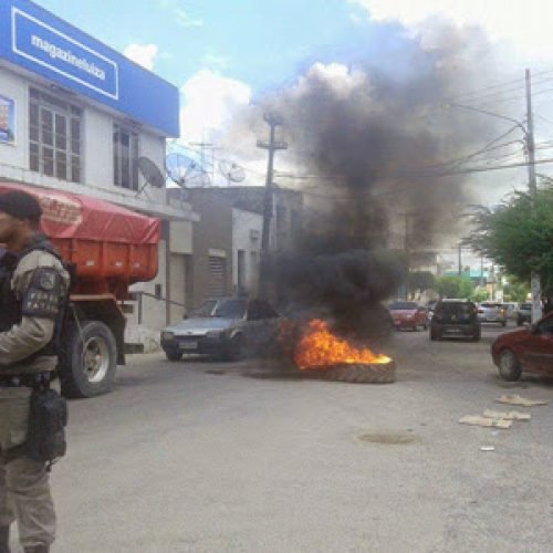 Moradores protestam contra volta de Reginaldo Pereira