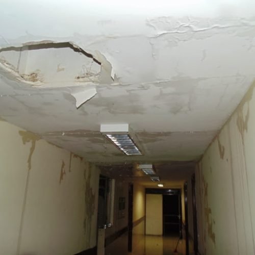 Chuva forte compromete teto de hospital de Catolé do Rocha; pacientes são transferidos às pressas