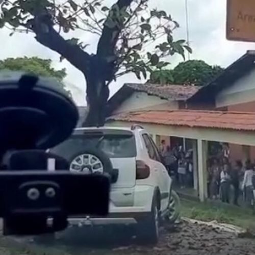 Motorista perde o controle de veículo, derruba muro e invade pátio de escola em João Pessoa