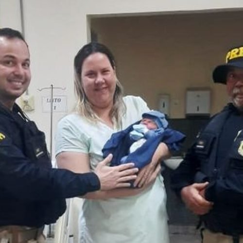 Agentes da PRF realizam parto dentro de carro na PB