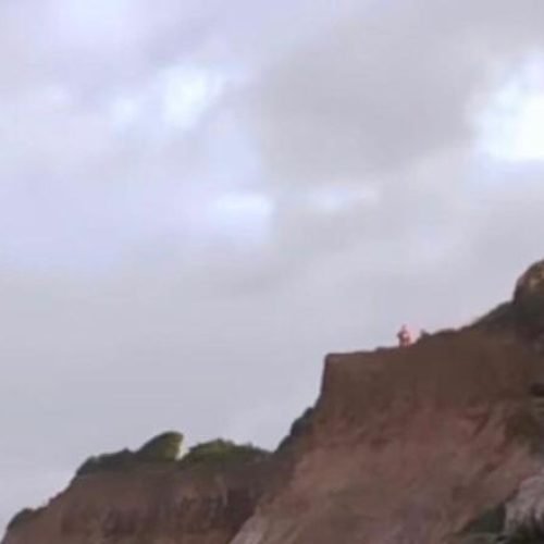 Homem tenta fazer ‘selfie’ e cai de barreira, em praia de João Pessoa