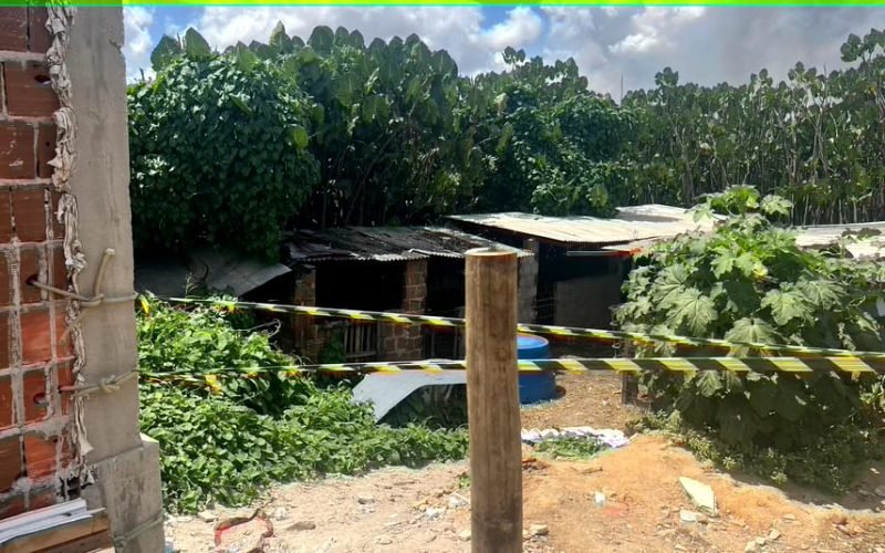 Discussão sobre terreno termina em morte brutal na cidade de Santa Rita; suspeito está foragido