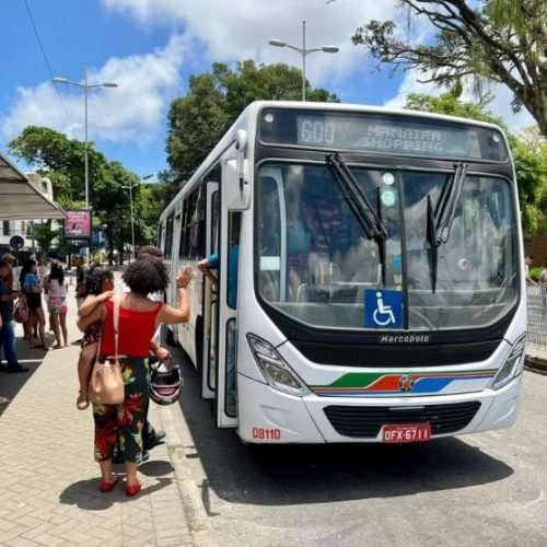 João Azevêdo sanciona medida provisória que cria passe livre para alunos da rede estadual de Santa Rita e outras cidades