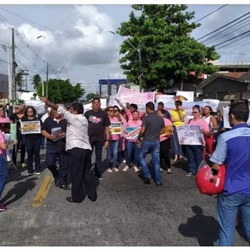Grupo protesta contra não gratuidade de passagens para pessoas com câncer, na PB