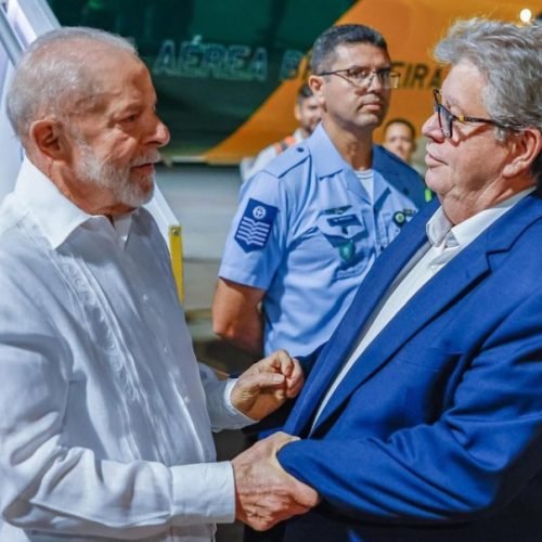 Lula desembarca em João Pessoa e é recebido por João Azevêdo