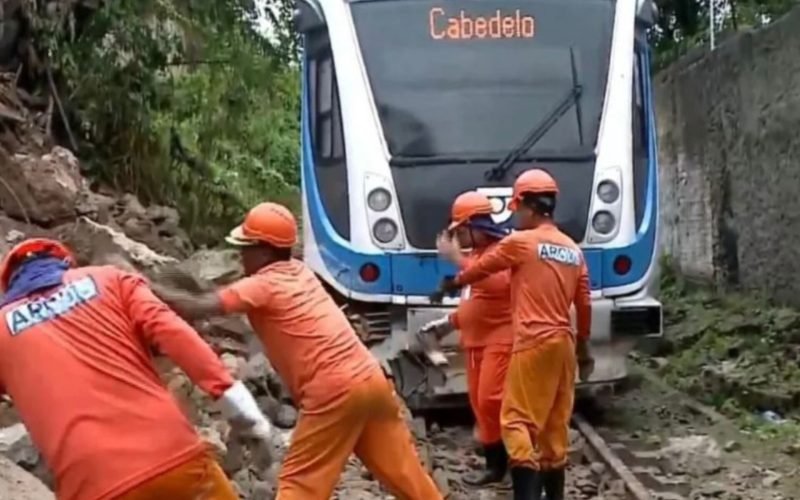 Viagens de trem entre João Pessoa e Cabedelo seguem suspensas após queda de barreira