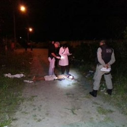 Adolescente é assassinado com tiro de 12 no rosto e Polícia encontra bilhete ao lado do corpo.