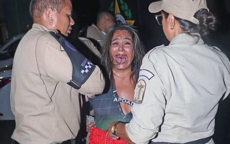 Mulher é presa após morder pessoas em camarote da Sapucaí