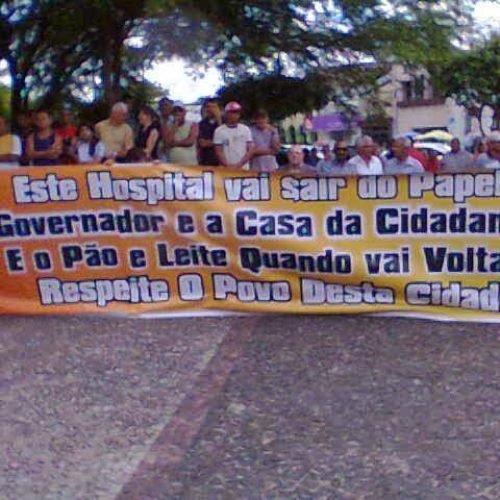 Governador do estado vai até Santa Rita assinar ordem de licitação para construção do Hospital metropolitano, mas é recebido com manifestos da população.