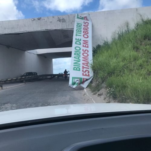 Placa cansa e cai ao esperar pela obra do Binário de Tibiri II