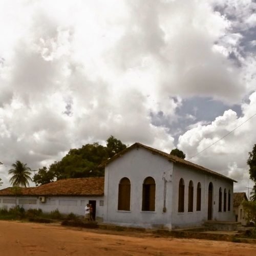 Usineiro expulsa professores e alunos e determina o fechamento de escola